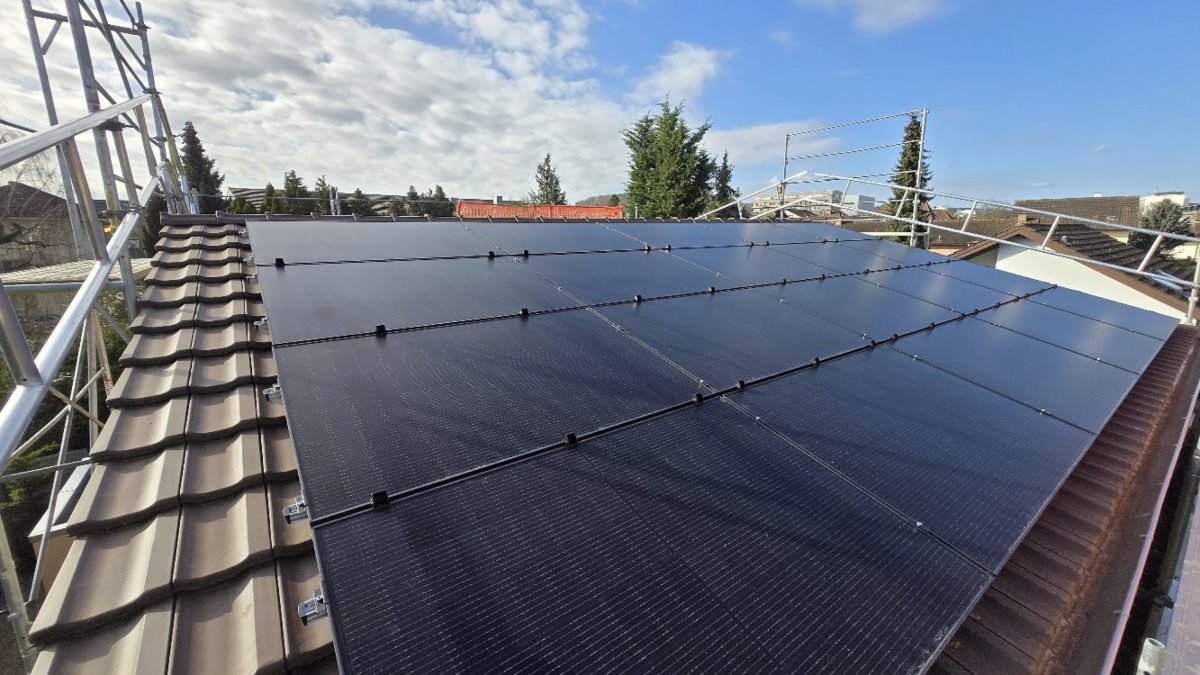 Photovoltaik-Anlage von HSW-Solartechnik auf einem Schrägdach in Zuchwil