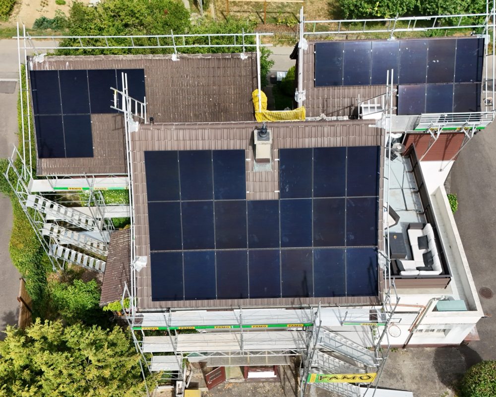 Photovoltaik-Montage mit Gerüst in Allschwil