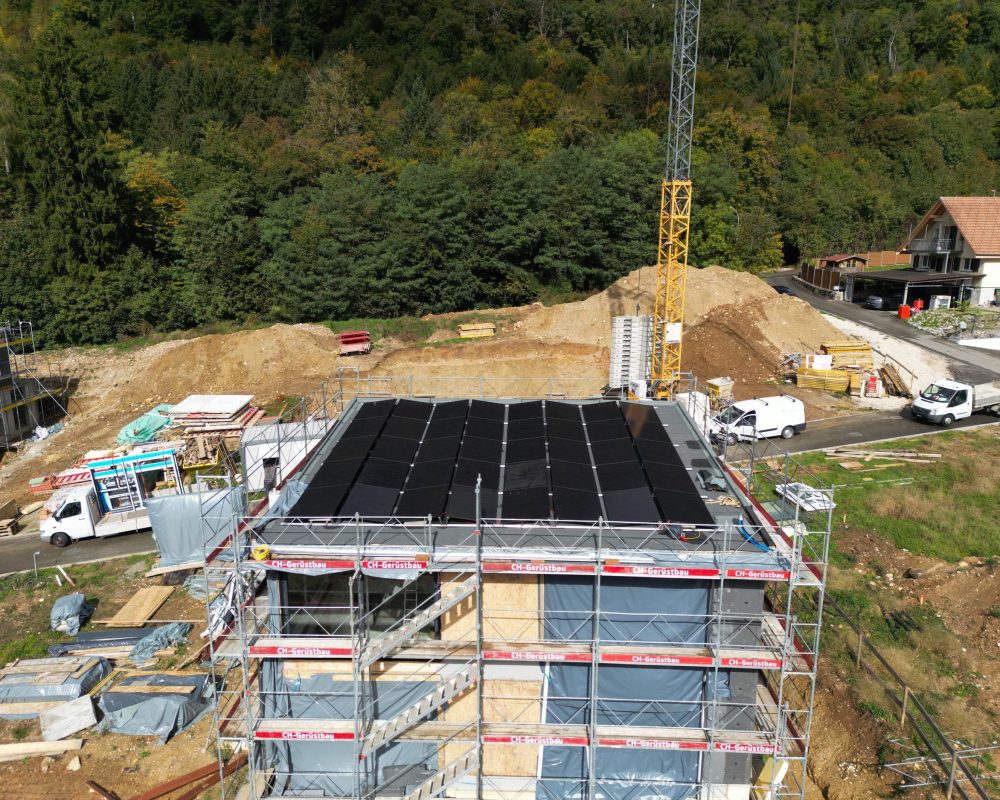 Grossflächige Photovoltaik-Anlage auf einem Neubau in Pieterlen