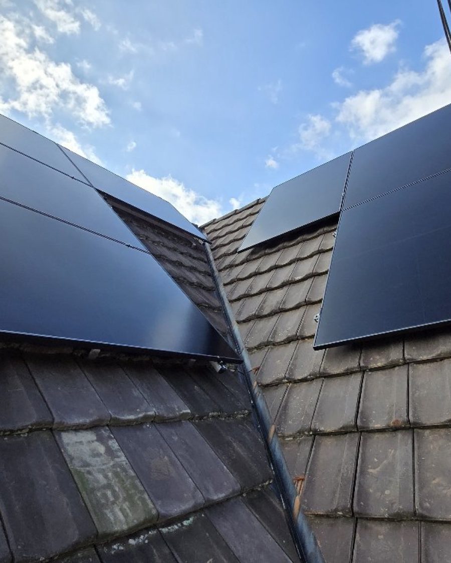 Modulmontage auf einem Ziegeldach durch HSW-Solartechnik